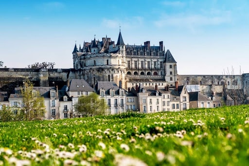 Opting for a Château de la Loire accommodation will give you an authentic experience and immerse you in the history and charm of this emblematic region.
