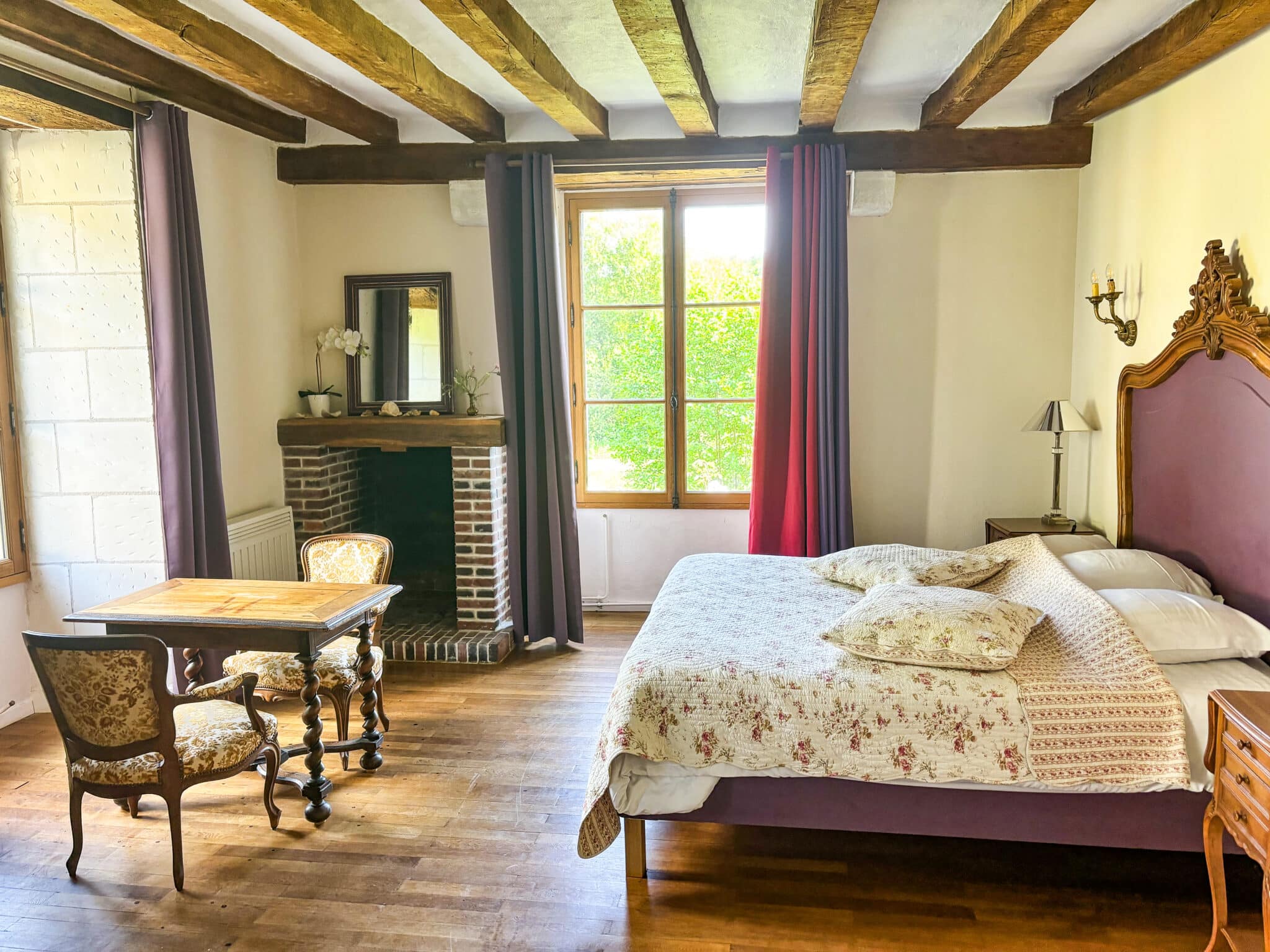Chambre Cardinale avec vue sur l’église et le jardin