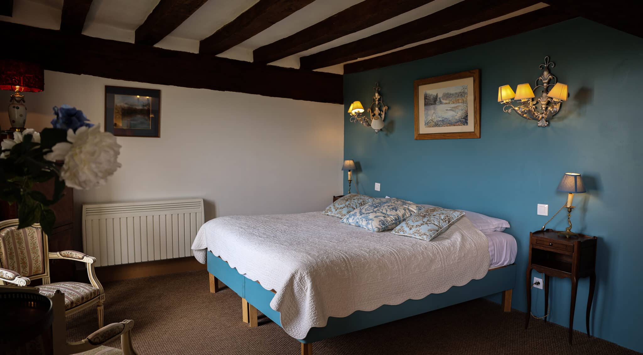 Chambre Moniale du Château de la Corroirie – tons apaisants, lit King Size et décoration en Toile de Jouy