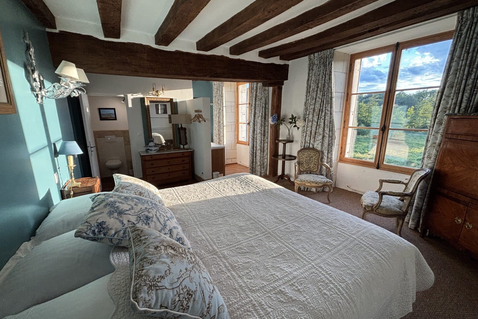 Chambre d’hôtes Moniale du château-monastère de la Corroirie, vue imprenable et confort moderne