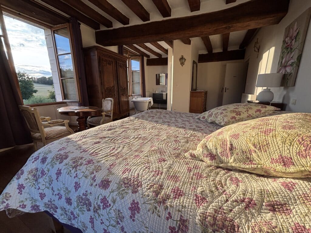Chambre Pastorale du château de la Corroirie avec vue sur le parc, les douves et la vallée en Touraine