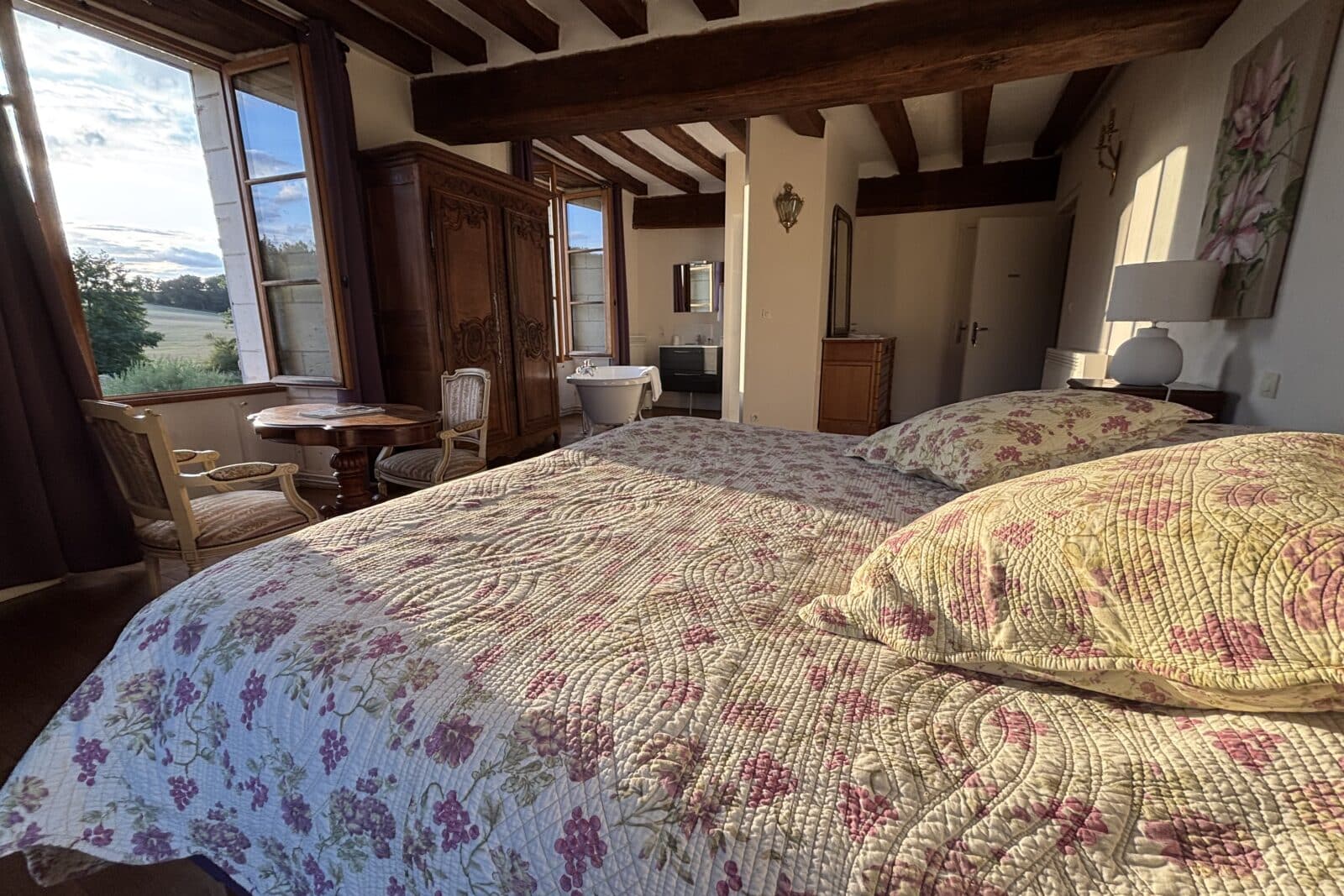Chambre Pastorale du château de la Corroirie avec vue sur les douves au coucher du soleil
