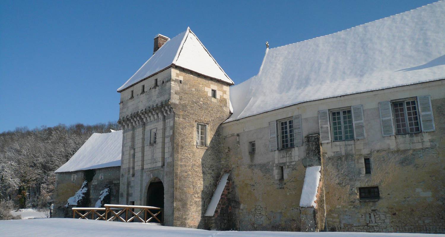 Vue du château-monastère de la Corroirie sous la neige, en hiver