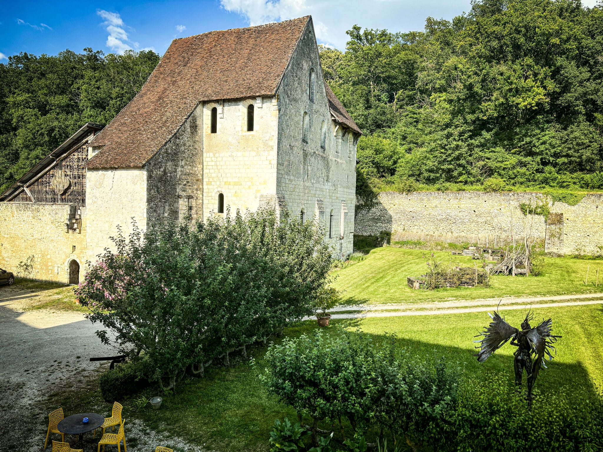 Église fortifiée de la Corroirie bordée par la forêt, au cœur de la Touraine