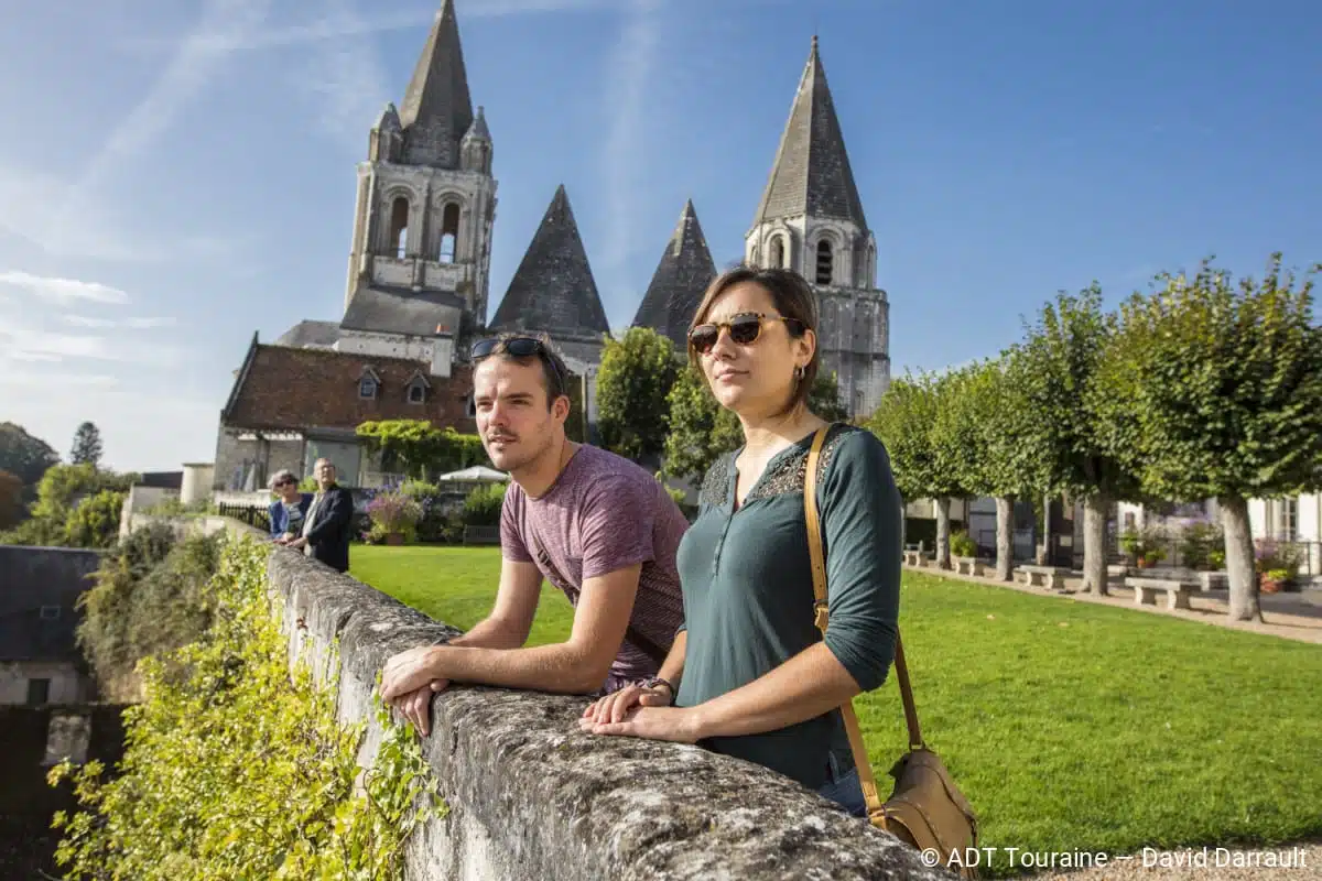 Collégiale Saint-Ours à Loches, architecture romane et voûtes en pierre en Touraine